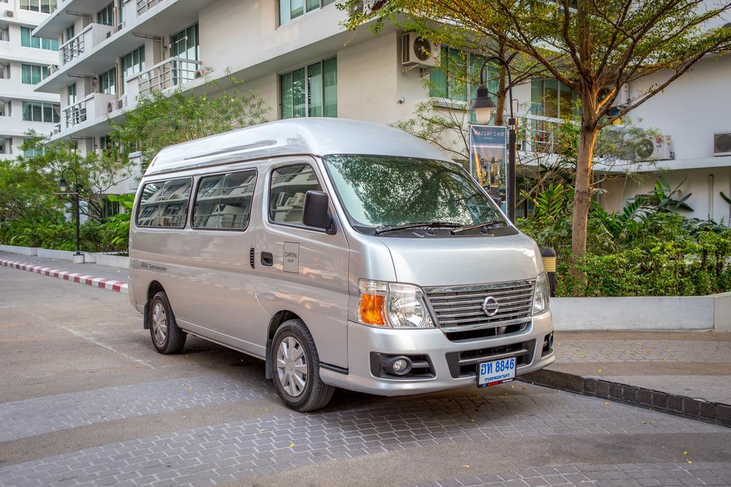 The Capital Resort @ Sukhumvit 50 Bangkok Exterior foto 2015 Nissan Urvan