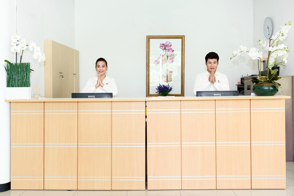 The Capital Resort @ Sukhumvit 50 Bangkok Exterior foto Reception desk