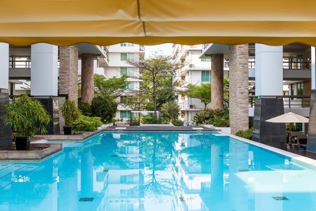 The Capital Resort @ Sukhumvit 50 Bangkok Exterior foto The swimming pool at the hotel