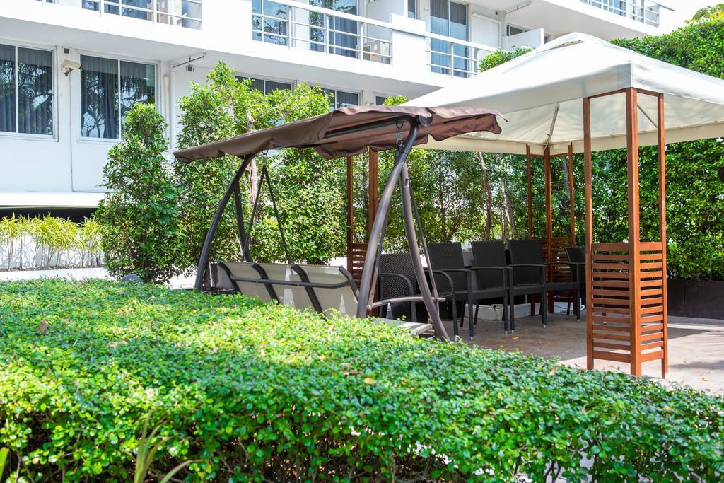 The Capital Resort @ Sukhumvit 50 Bangkok Exterior foto A pergola with a swing