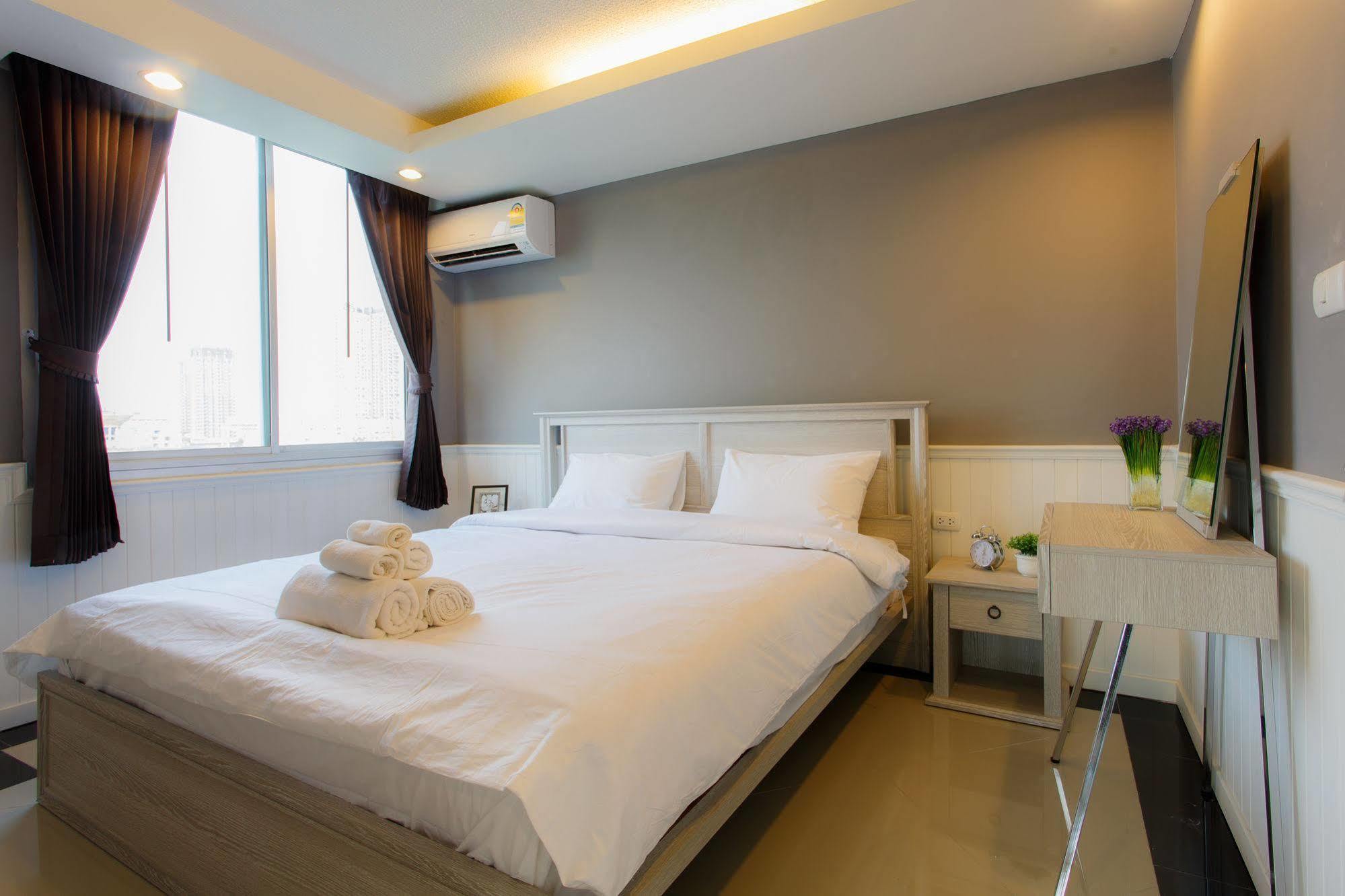 The Capital Resort @ Sukhumvit 50 Bangkok Exterior foto A bedroom in a hotel