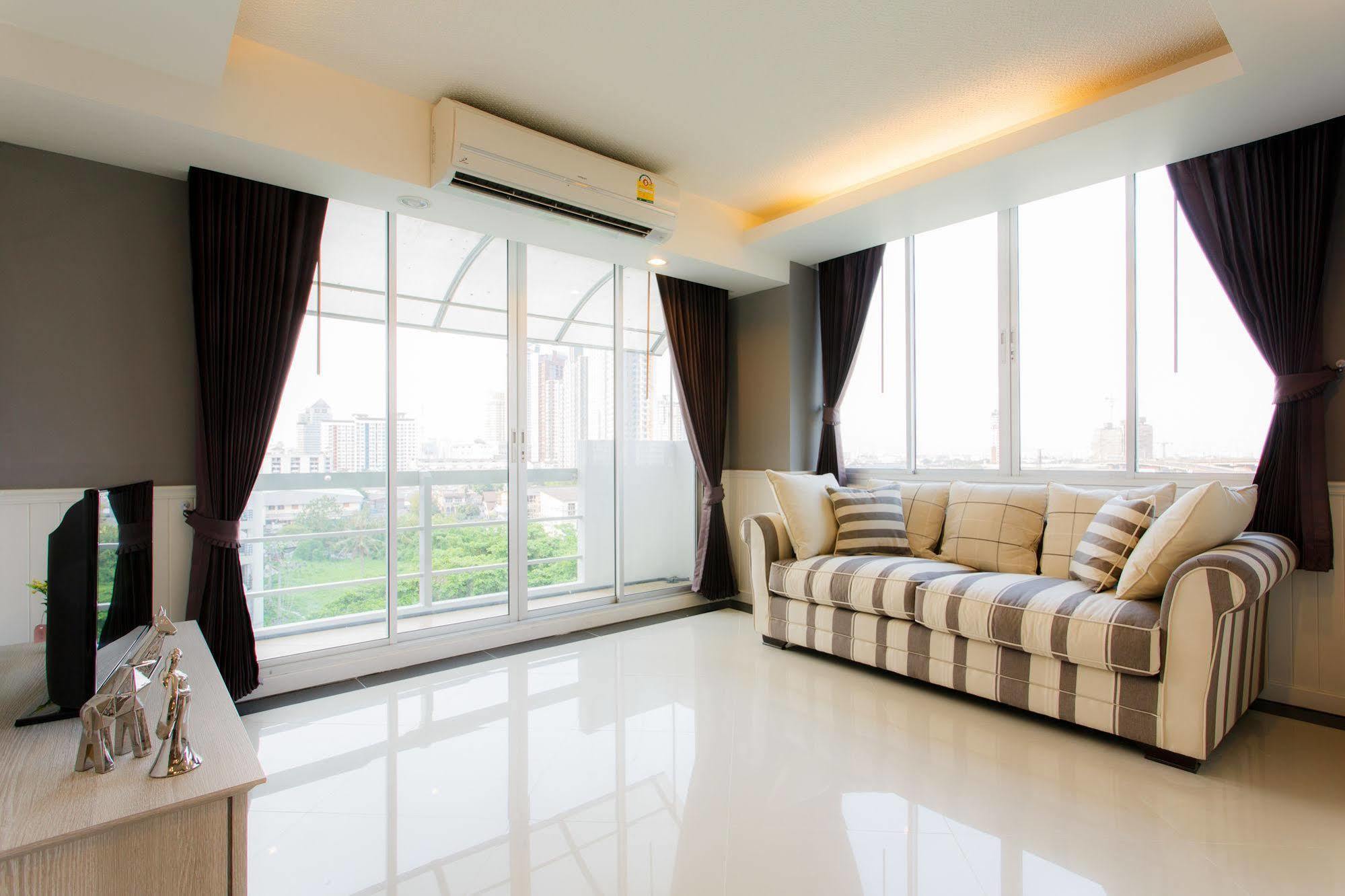 The Capital Resort @ Sukhumvit 50 Bangkok Exterior foto A living room with a sofa